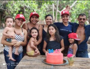 Foto da minha família: 4 sobrinhos, eu, minhas irmãs, mãe e padastro
